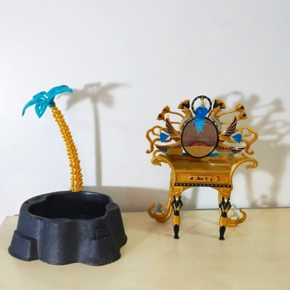 Monster High Cleo de Nile dressing table and hot tub